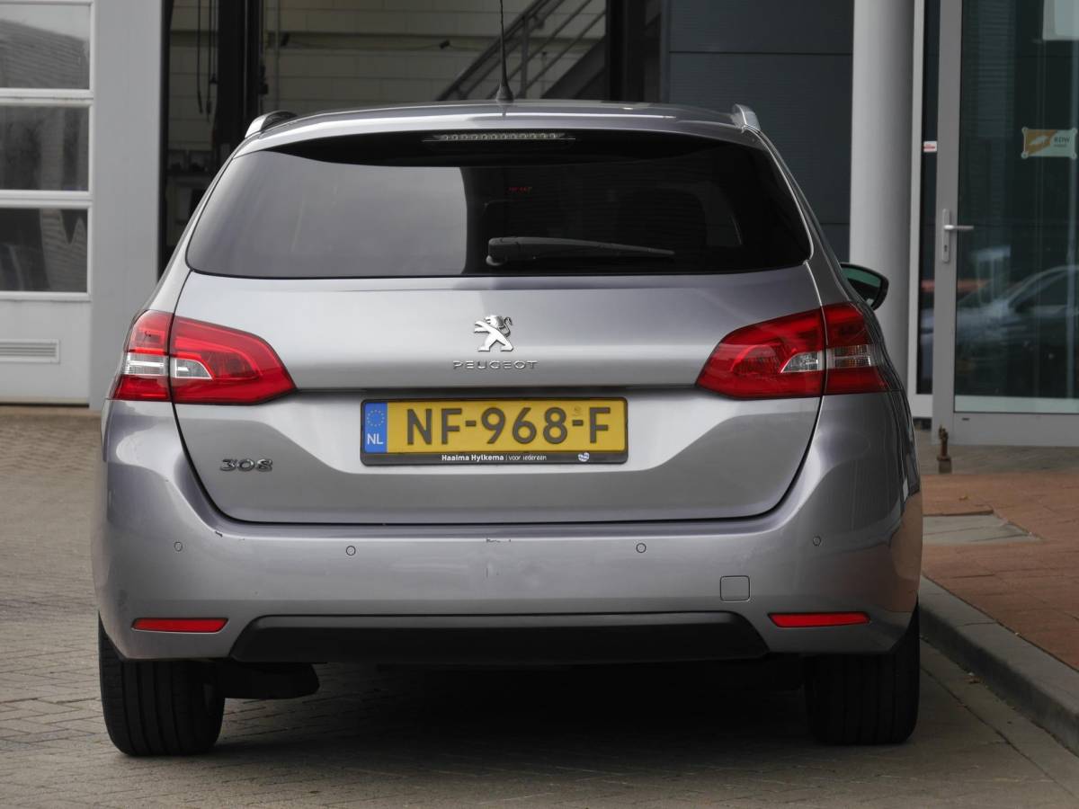 Peugeot 308 Peugeot 308 SW 1.2 PureTech Style | 130 PK | Panoramadak | Climate control | Parkeersensoren | Lichtmetalen velgen | Getint glas | Cruise control