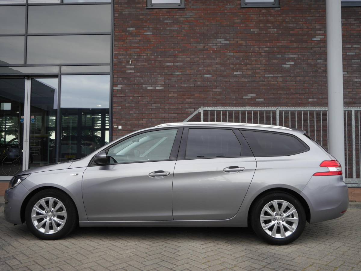 Peugeot 308 Peugeot 308 SW 1.2 PureTech Style | 130 PK | Panoramadak | Climate control | Parkeersensoren | Lichtmetalen velgen | Getint glas | Cruise control