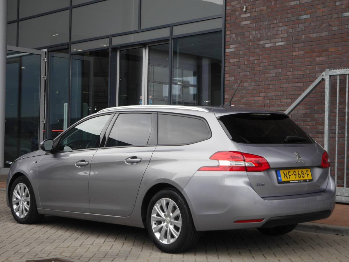 Peugeot 308 Peugeot 308 SW 1.2 PureTech Style | 130 PK | Panoramadak | Climate control | Parkeersensoren | Lichtmetalen velgen | Getint glas | Cruise control