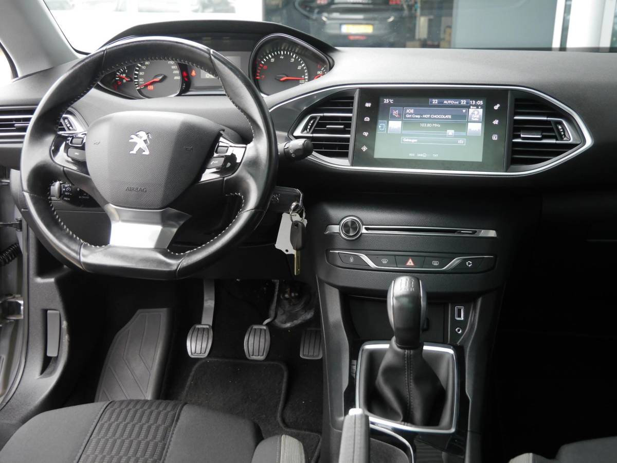 Peugeot 308 Peugeot 308 SW 1.2 PureTech Style | 130 PK | Panoramadak | Climate control | Parkeersensoren | Lichtmetalen velgen | Getint glas | Cruise control