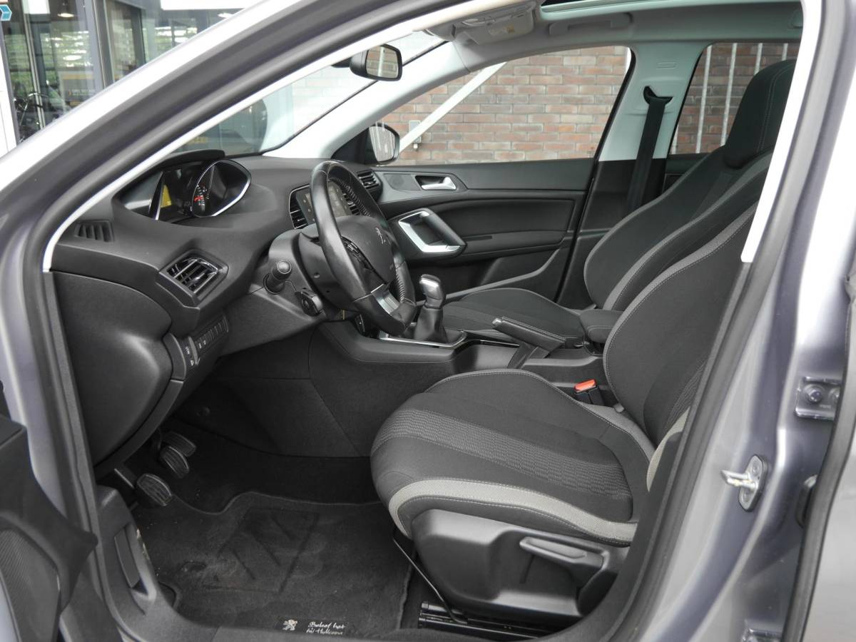 Peugeot 308 Peugeot 308 SW 1.2 PureTech Style | 130 PK | Panoramadak | Climate control | Parkeersensoren | Lichtmetalen velgen | Getint glas | Cruise control