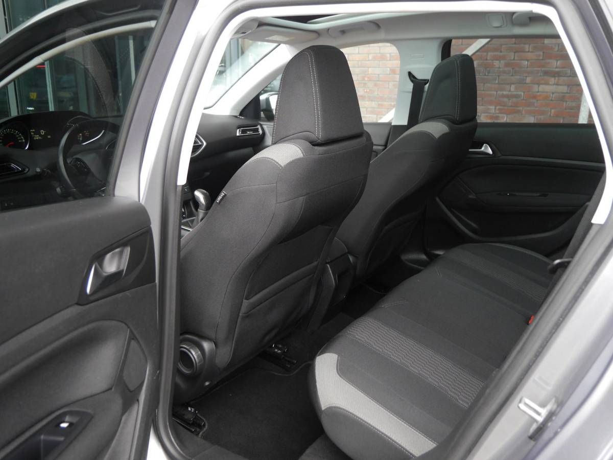 Peugeot 308 Peugeot 308 SW 1.2 PureTech Style | 130 PK | Panoramadak | Climate control | Parkeersensoren | Lichtmetalen velgen | Getint glas | Cruise control