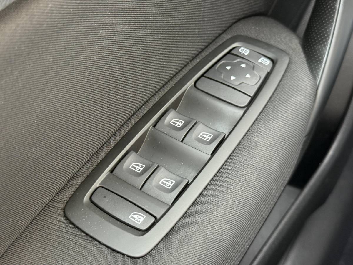 Renault Mégane Renault Mégane 1.3 TCe Limited 2e Eigenaar|Navi|Clima|Cruise|PDC|Trekhaak|N.A.P|APK tot 04-2027