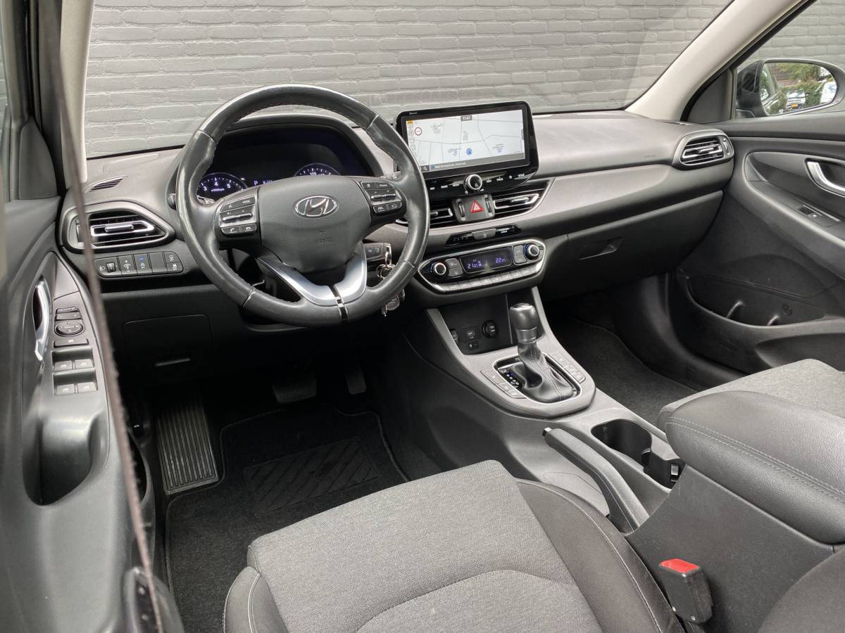 Hyundai i30 Hyundai i30 Wagon 1.5 T-GDi  MHEV 160 pk Comfort Smart AUT. | navigatie | stoel-/stuurverw. | camera | trekhaak | parkeersensoren