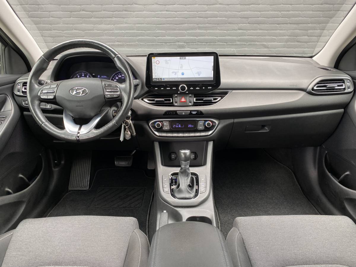Hyundai i30 Hyundai i30 Wagon 1.5 T-GDi  MHEV 160 pk Comfort Smart AUT. | navigatie | stoel-/stuurverw. | camera | trekhaak | parkeersensoren