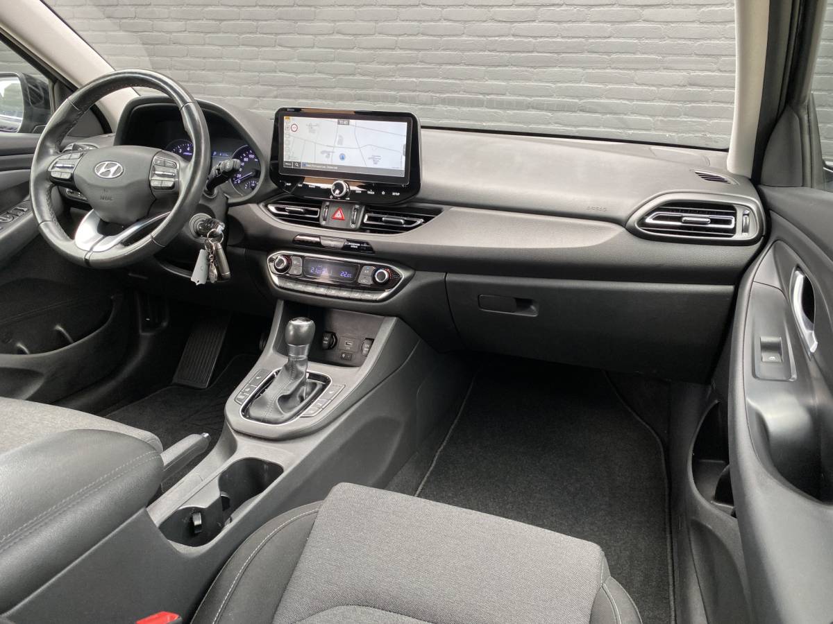 Hyundai i30 Hyundai i30 Wagon 1.5 T-GDi  MHEV 160 pk Comfort Smart AUT. | navigatie | stoel-/stuurverw. | camera | trekhaak | parkeersensoren