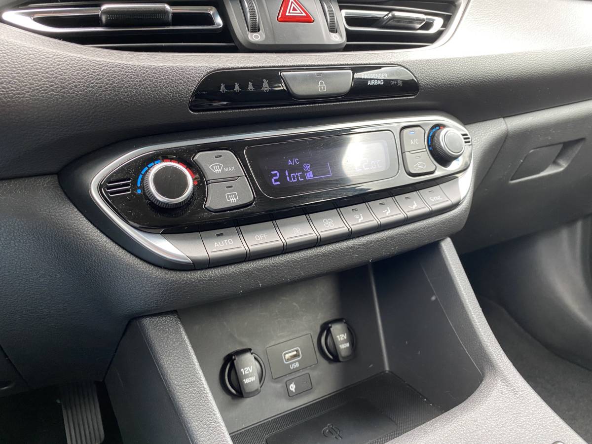 Hyundai i30 Hyundai i30 Wagon 1.5 T-GDi  MHEV 160 pk Comfort Smart AUT. | navigatie | stoel-/stuurverw. | camera | trekhaak | parkeersensoren