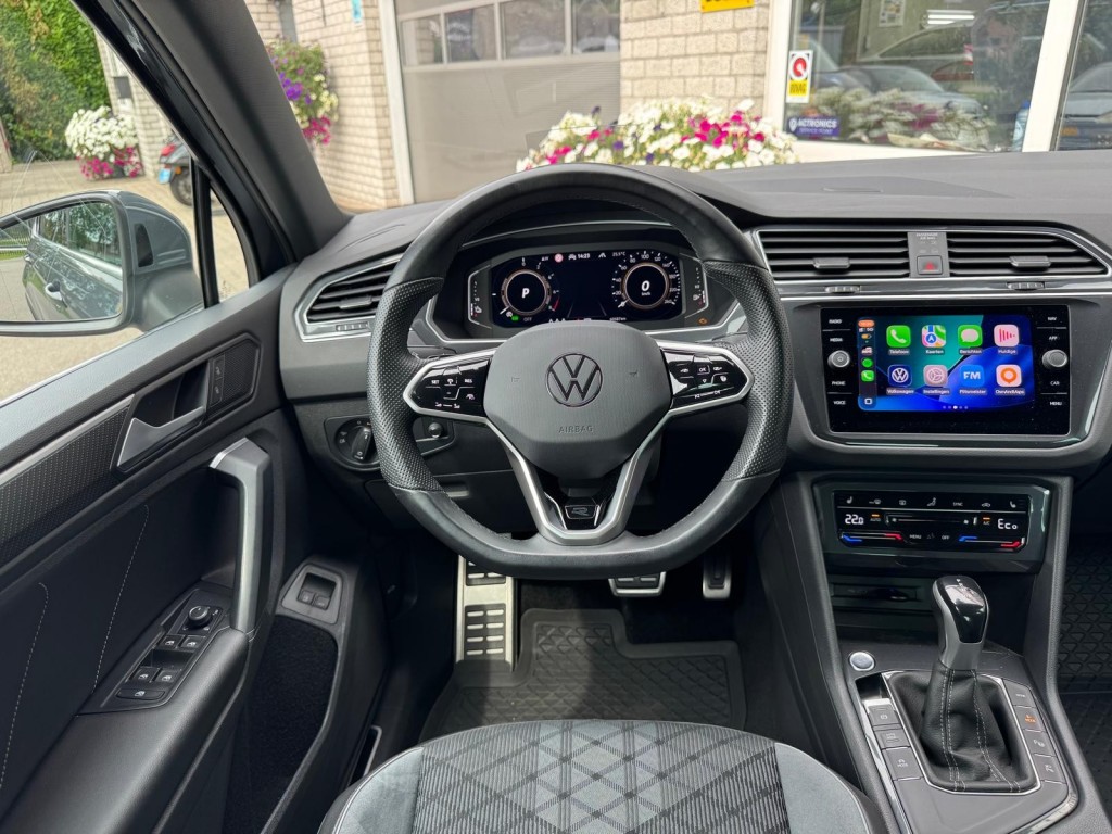 Volkswagen Tiguan Volkswagen Tiguan 1.4 TSI e-Hybrid R-line 245pk Trekhaak 360 Camera Stuur, Stoelverwarming HUD