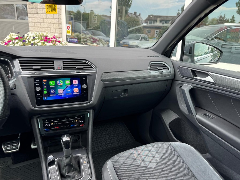 Volkswagen Tiguan Volkswagen Tiguan 1.4 TSI e-Hybrid R-line 245pk Trekhaak 360 Camera Stuur, Stoelverwarming HUD