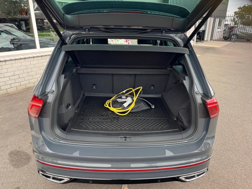 Volkswagen Tiguan Volkswagen Tiguan 1.4 TSI e-Hybrid R-line 245pk Trekhaak 360 Camera Stuur, Stoelverwarming HUD