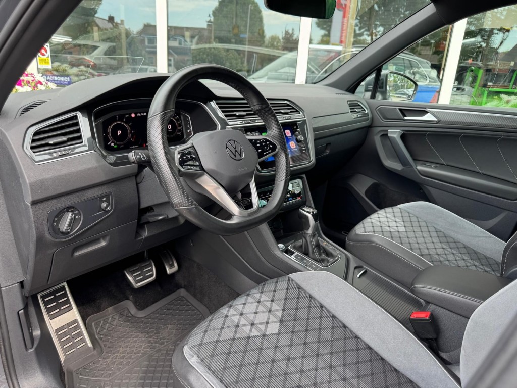 Volkswagen Tiguan Volkswagen Tiguan 1.4 TSI e-Hybrid R-line 245pk Trekhaak 360 Camera Stuur, Stoelverwarming HUD