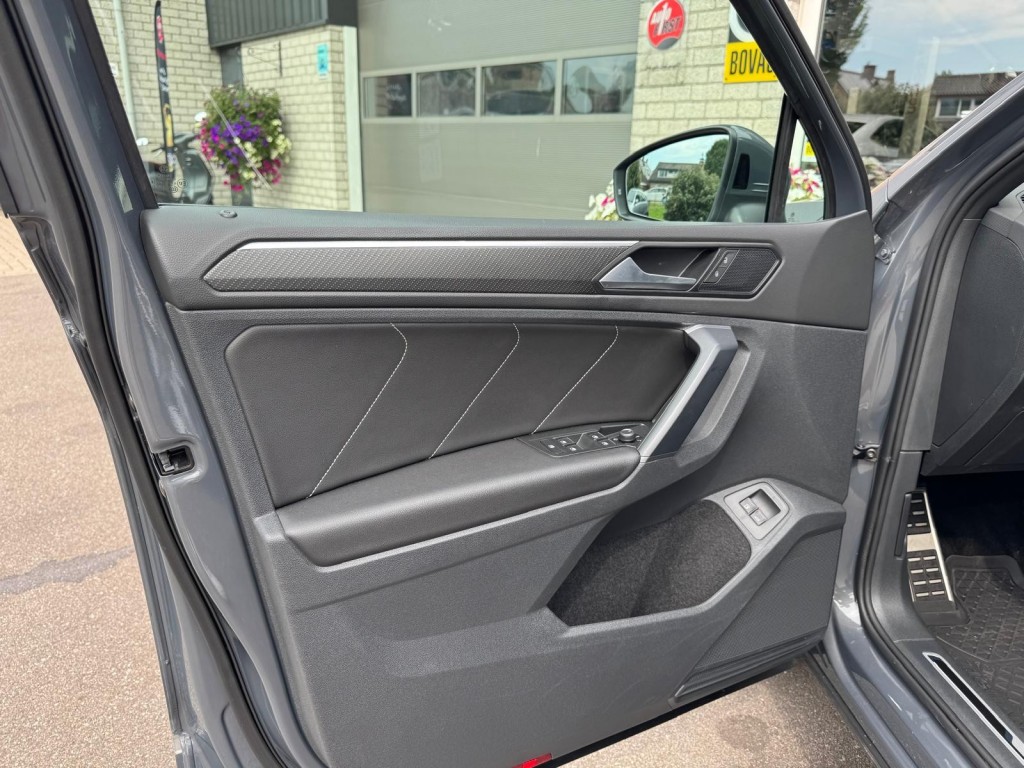 Volkswagen Tiguan Volkswagen Tiguan 1.4 TSI e-Hybrid R-line 245pk Trekhaak 360 Camera Stuur, Stoelverwarming HUD
