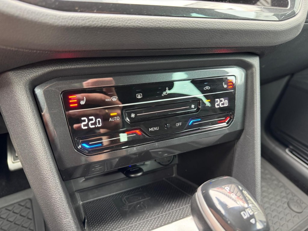 Volkswagen Tiguan Volkswagen Tiguan 1.4 TSI e-Hybrid R-line 245pk Trekhaak 360 Camera Stuur, Stoelverwarming HUD