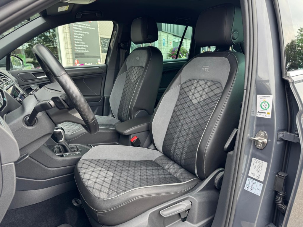 Volkswagen Tiguan Volkswagen Tiguan 1.4 TSI e-Hybrid R-line 245pk Trekhaak 360 Camera Stuur, Stoelverwarming HUD
