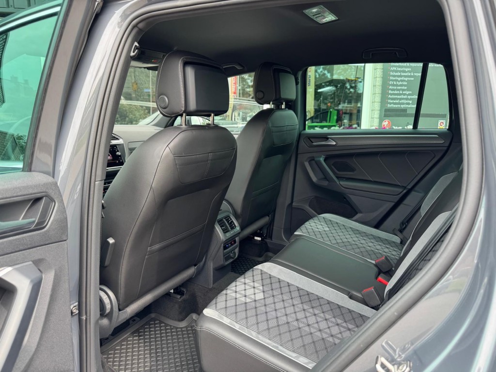 Volkswagen Tiguan Volkswagen Tiguan 1.4 TSI e-Hybrid R-line 245pk Trekhaak 360 Camera Stuur, Stoelverwarming HUD