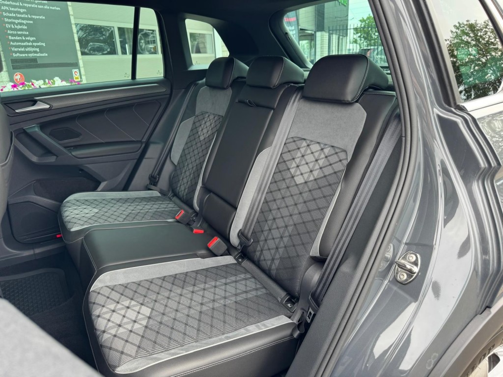 Volkswagen Tiguan Volkswagen Tiguan 1.4 TSI e-Hybrid R-line 245pk Trekhaak 360 Camera Stuur, Stoelverwarming HUD