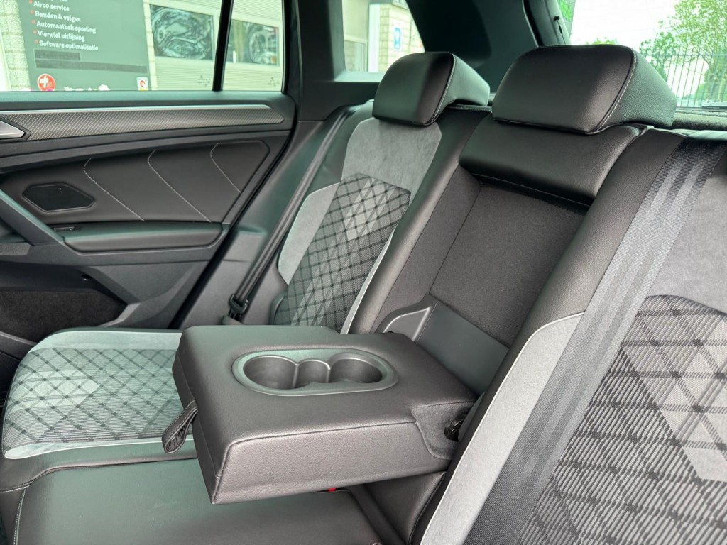 Volkswagen Tiguan Volkswagen Tiguan 1.4 TSI e-Hybrid R-line 245pk Trekhaak 360 Camera Stuur, Stoelverwarming HUD