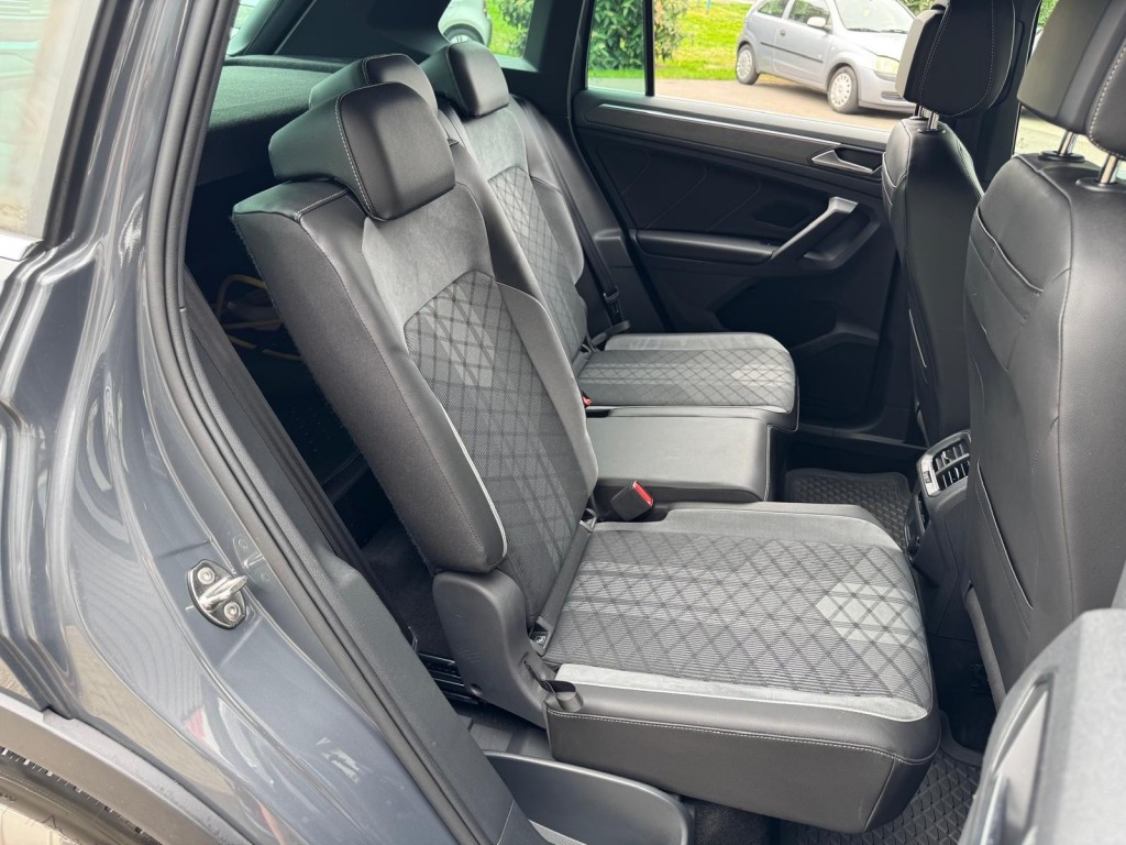 Volkswagen Tiguan Volkswagen Tiguan 1.4 TSI e-Hybrid R-line 245pk Trekhaak 360 Camera Stuur, Stoelverwarming HUD