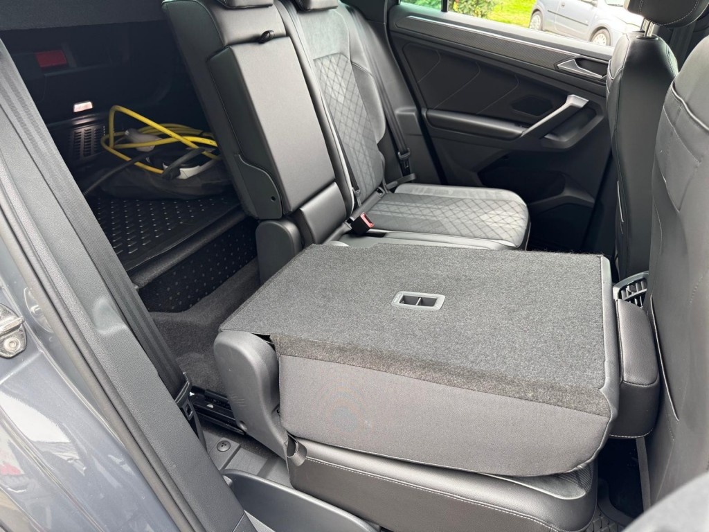 Volkswagen Tiguan Volkswagen Tiguan 1.4 TSI e-Hybrid R-line 245pk Trekhaak 360 Camera Stuur, Stoelverwarming HUD