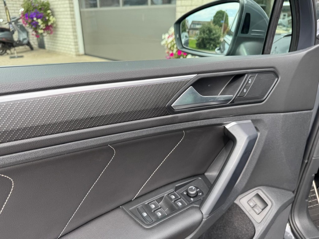 Volkswagen Tiguan Volkswagen Tiguan 1.4 TSI e-Hybrid R-line 245pk Trekhaak 360 Camera Stuur, Stoelverwarming HUD
