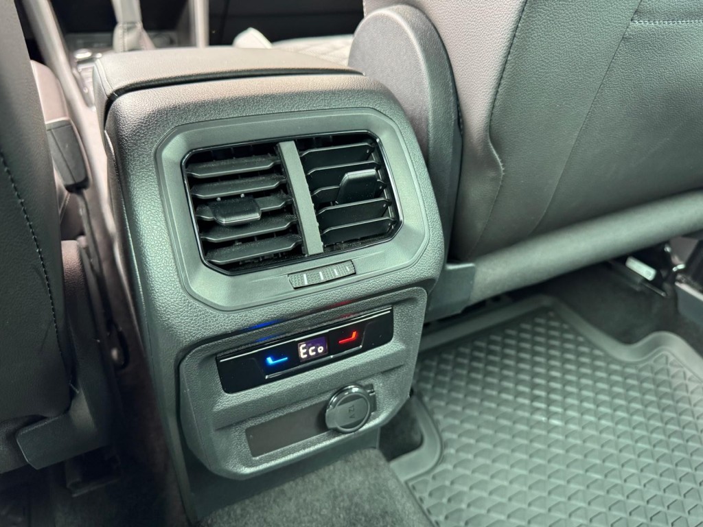 Volkswagen Tiguan Volkswagen Tiguan 1.4 TSI e-Hybrid R-line 245pk Trekhaak 360 Camera Stuur, Stoelverwarming HUD