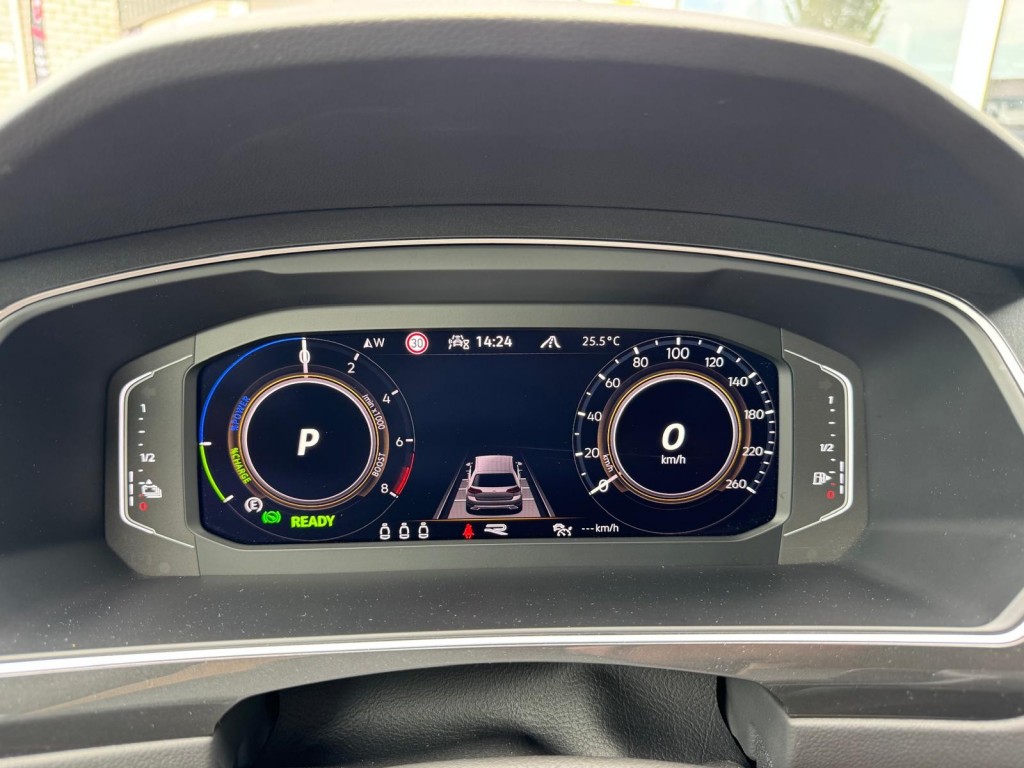Volkswagen Tiguan Volkswagen Tiguan 1.4 TSI e-Hybrid R-line 245pk Trekhaak 360 Camera Stuur, Stoelverwarming HUD