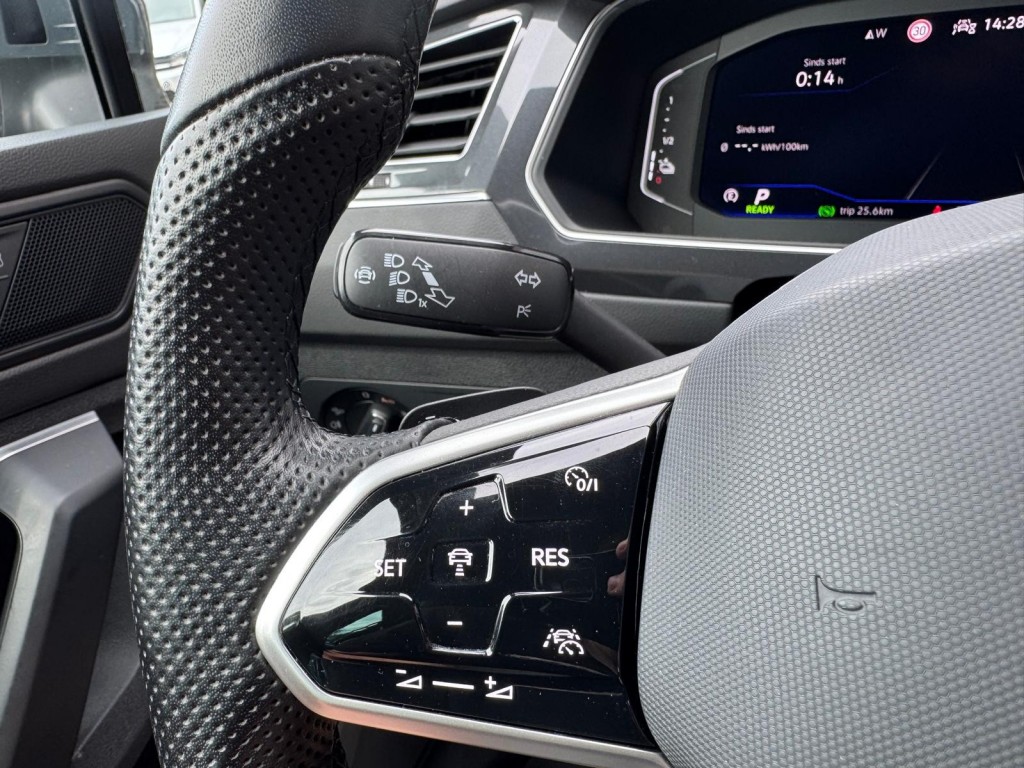 Volkswagen Tiguan Volkswagen Tiguan 1.4 TSI e-Hybrid R-line 245pk Trekhaak 360 Camera Stuur, Stoelverwarming HUD