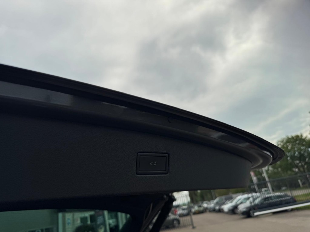 Volkswagen Tiguan Volkswagen Tiguan 1.4 TSI e-Hybrid R-line 245pk Trekhaak 360 Camera Stuur, Stoelverwarming HUD