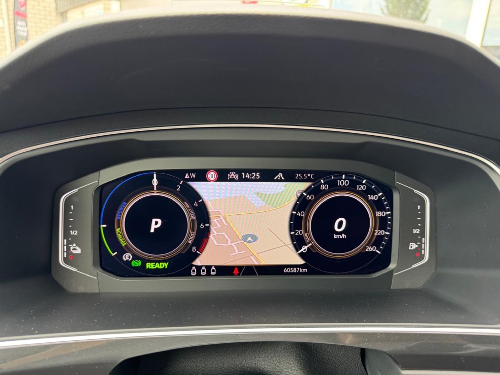 Volkswagen Tiguan Volkswagen Tiguan 1.4 TSI e-Hybrid R-line 245pk Trekhaak 360 Camera Stuur, Stoelverwarming HUD