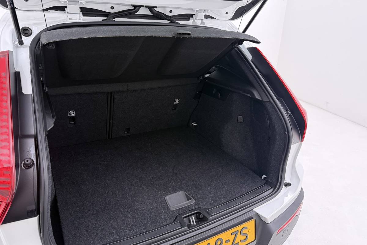 Volvo XC40 Volvo XC40 1.5 T2 Momentum Core | Uitklap Trekhaak | Org NL | Dealer Ond. | CarPlay |