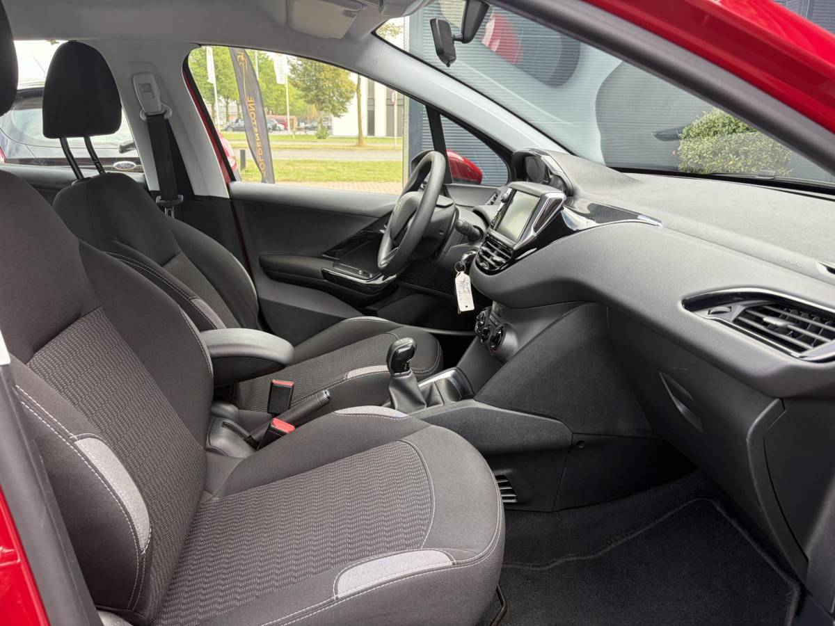 Peugeot 208 Peugeot 208 1.2 PureTech Blue Lion ✓D-riem vv in 2025✓1e Eigenaar✓Navi✓Carplay✓Trekhaak✓Recent beurt gehad✓Airco✓Cruise✓5 Deurs✓Pdc✓N.A.P✓Apk tot 03-2027