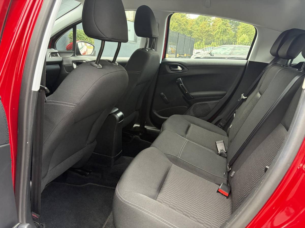 Peugeot 208 Peugeot 208 1.2 PureTech Blue Lion ✓D-riem vv in 2025✓1e Eigenaar✓Navi✓Carplay✓Trekhaak✓Recent beurt gehad✓Airco✓Cruise✓5 Deurs✓Pdc✓N.A.P✓Apk tot 03-2027