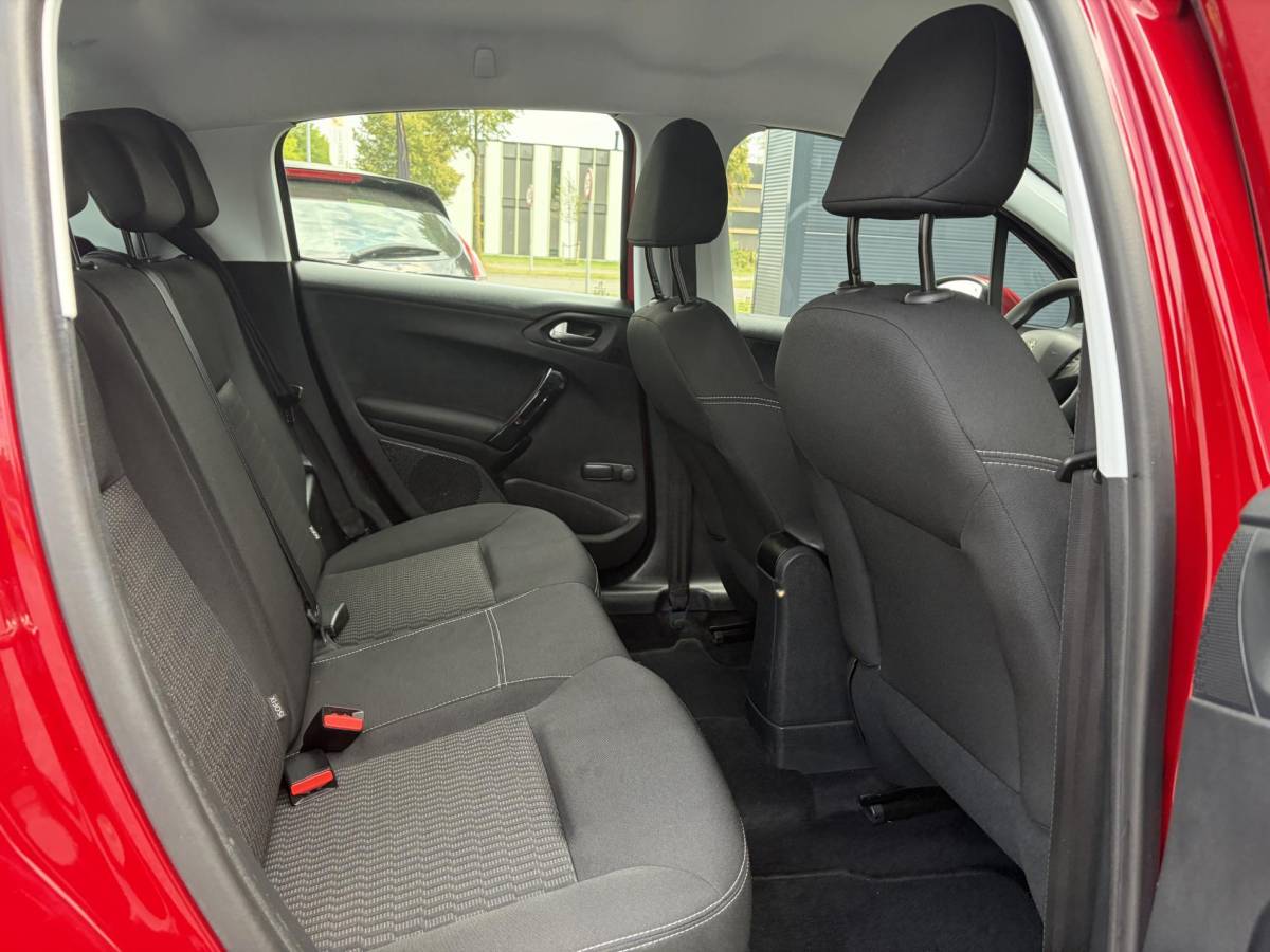 Peugeot 208 Peugeot 208 1.2 PureTech Blue Lion ✓D-riem vv in 2025✓1e Eigenaar✓Navi✓Carplay✓Trekhaak✓Recent beurt gehad✓Airco✓Cruise✓5 Deurs✓Pdc✓N.A.P✓Apk tot 03-2027