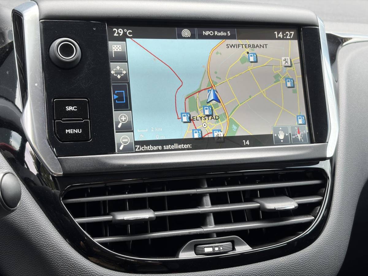 Peugeot 208 Peugeot 208 1.2 PureTech Blue Lion ✓D-riem vv in 2025✓1e Eigenaar✓Navi✓Carplay✓Trekhaak✓Recent beurt gehad✓Airco✓Cruise✓5 Deurs✓Pdc✓N.A.P✓Apk tot 03-2027