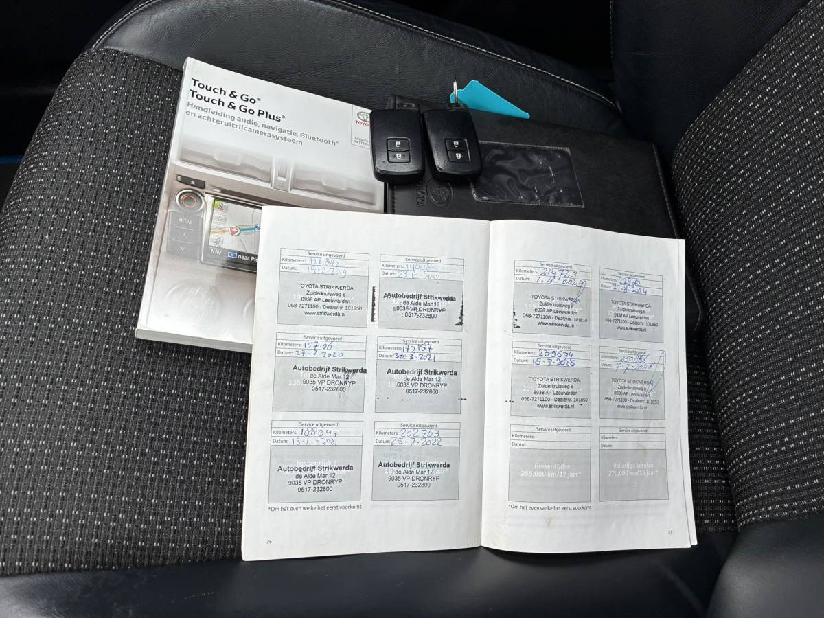 Toyota Auris Toyota Auris Touring Sports 1.8 Hybrid Lease Pro | Panodak + Navi + Clima nu €6.975,-!!