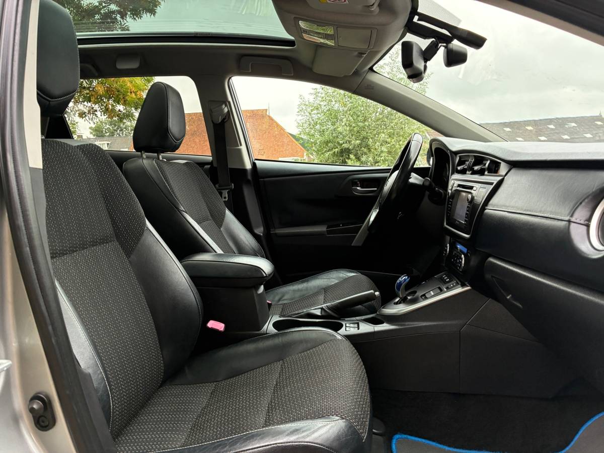 Toyota Auris Toyota Auris Touring Sports 1.8 Hybrid Lease Pro | Panodak + Navi + Clima nu €6.975,-!!