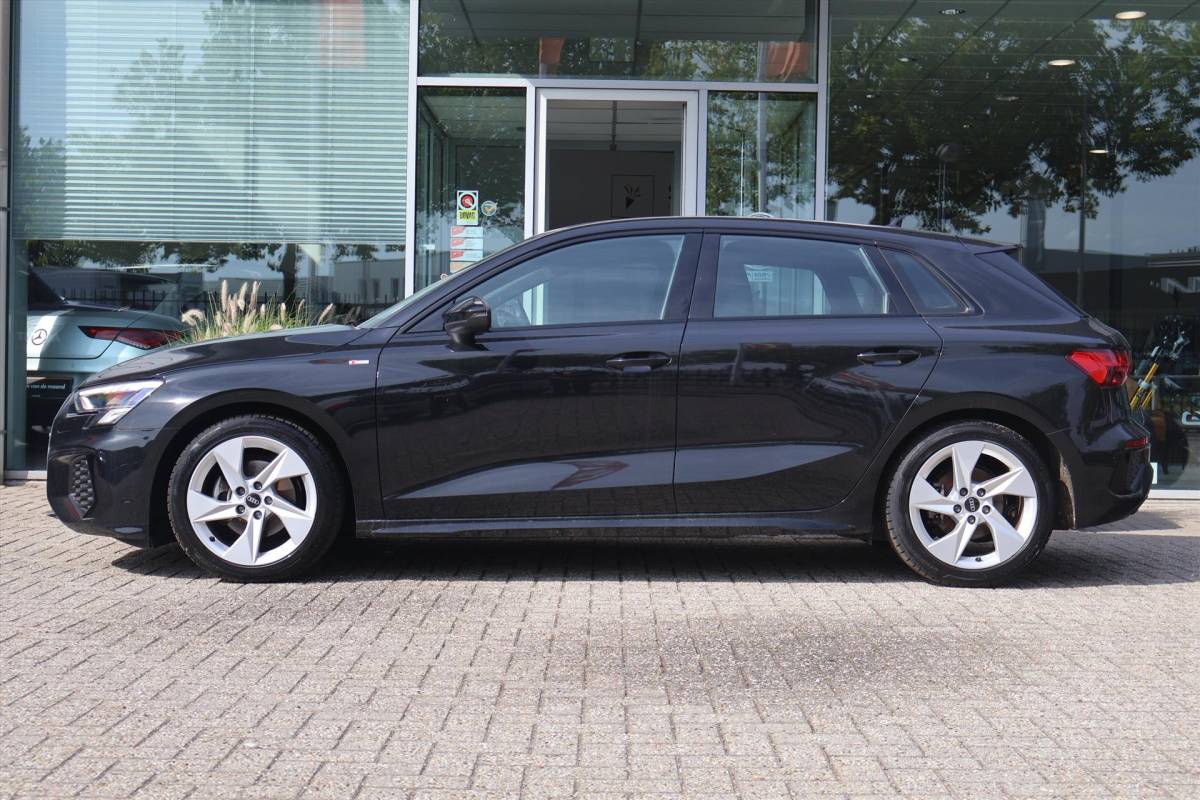 Audi A3 Audi A3 Sportback 35 S-Line TFSI 150pk | Navi | Trekhaak | RS Stoelen | Carplay | Sportstoelen | Stoelverwarming |