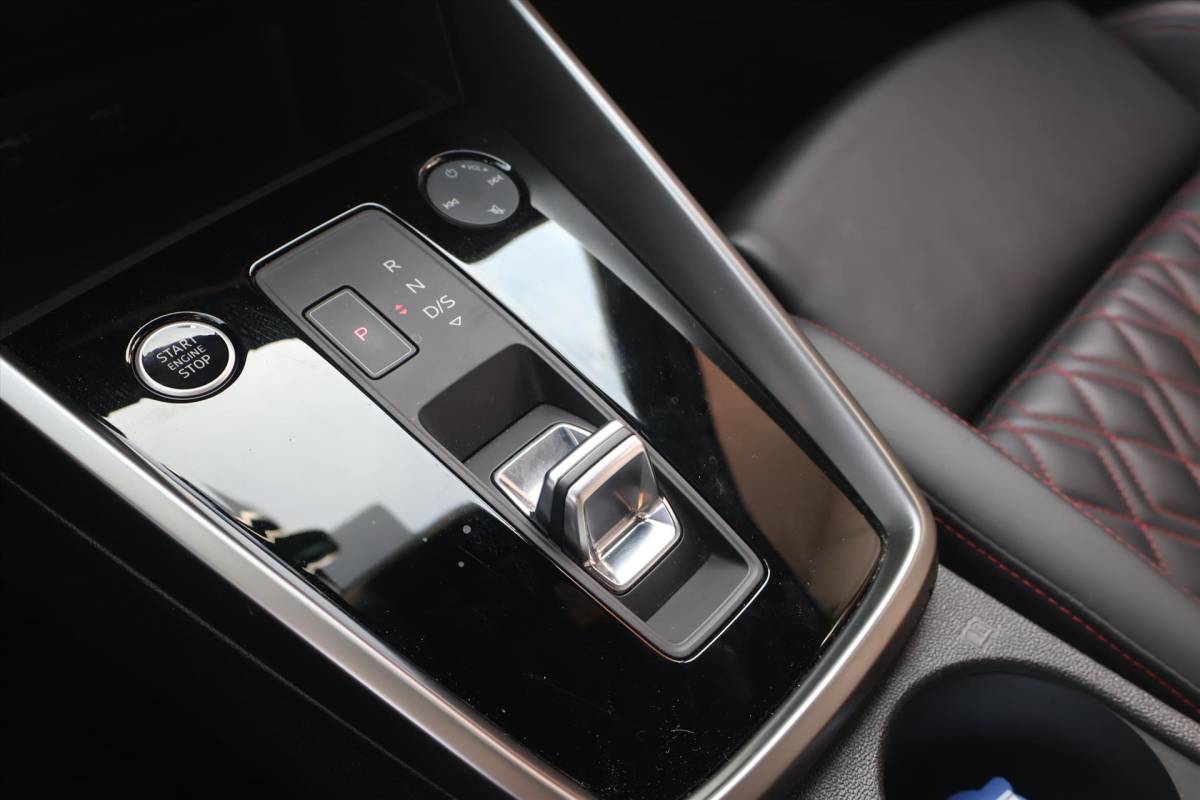 Audi A3 Audi A3 Sportback 35 S-Line TFSI 150pk | Navi | Trekhaak | RS Stoelen | Carplay | Sportstoelen | Stoelverwarming |