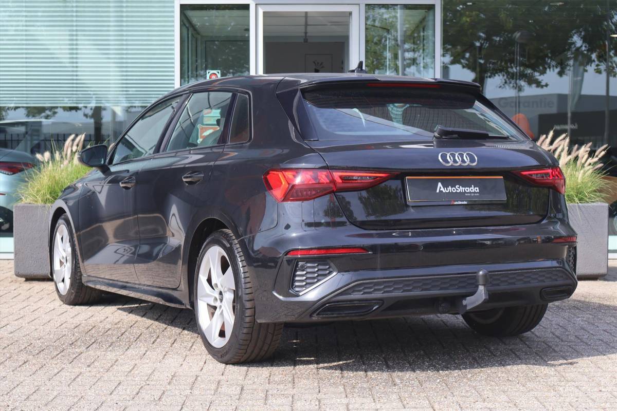 Audi A3 Audi A3 Sportback 35 S-Line TFSI 150pk | Navi | Trekhaak | RS Stoelen | Carplay | Sportstoelen | Stoelverwarming |