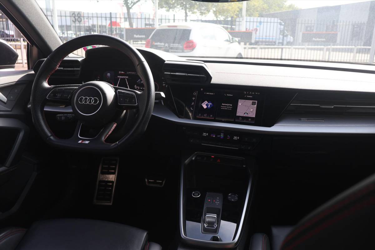 Audi A3 Audi A3 Sportback 35 S-Line TFSI 150pk | Navi | Trekhaak | RS Stoelen | Carplay | Sportstoelen | Stoelverwarming |