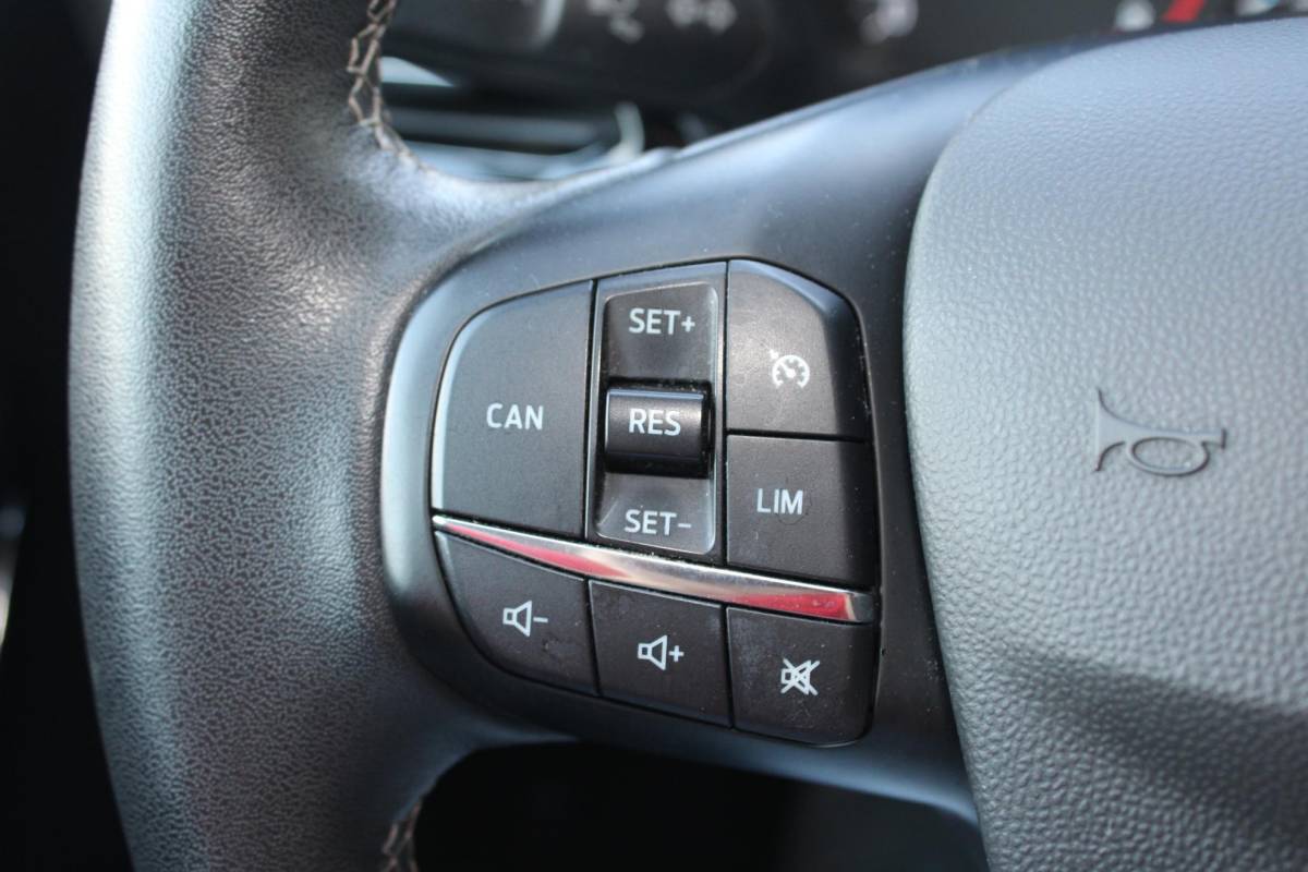 Ford Fiesta Ford Fiesta 1.0 EcoBoost Titanium | Automaat | Climate control | Scherm | Keyless entry | Elektrisch inkapbare spiegels | Cruise control