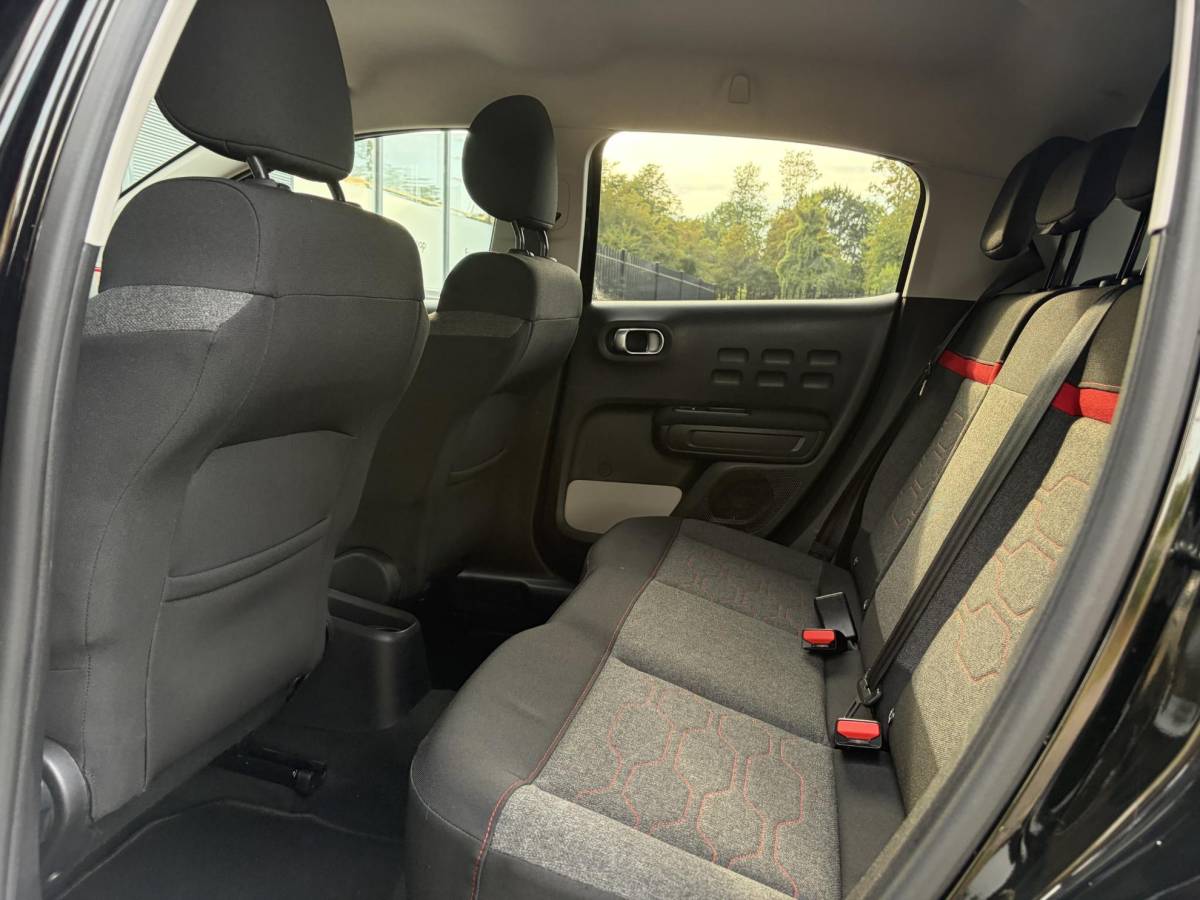 Citroën C3 Citroen C3 1.2 PureTech Shine ✓2e Eigenaar✓Camera✓Carplay✓Navi✓Trekhaak✓Pdc✓Clima✓Cruise✓17”Lm velgen✓Rijstrooksensor✓N.A.P✓Apk tot 04-2027