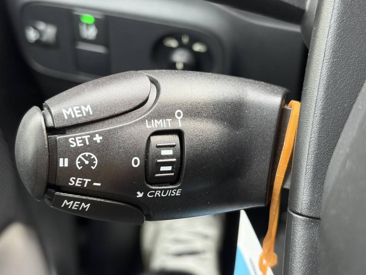 Citroën C3 Citroen C3 1.2 PureTech Shine ✓2e Eigenaar✓Camera✓Carplay✓Navi✓Trekhaak✓Pdc✓Clima✓Cruise✓17”Lm velgen✓Rijstrooksensor✓N.A.P✓Apk tot 04-2027