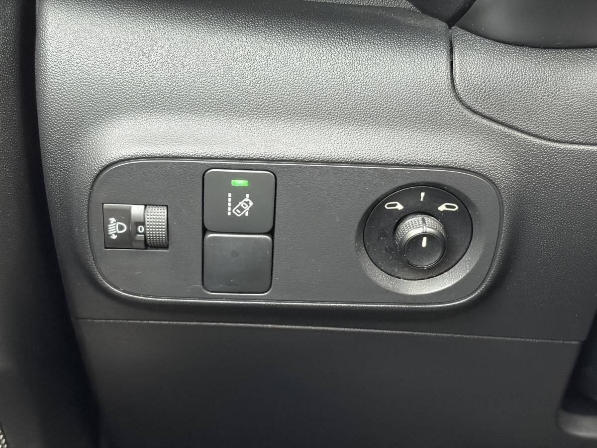 Citroën C3 Citroen C3 1.2 PureTech Shine ✓2e Eigenaar✓Camera✓Carplay✓Navi✓Trekhaak✓Pdc✓Clima✓Cruise✓17”Lm velgen✓Rijstrooksensor✓N.A.P✓Apk tot 04-2027