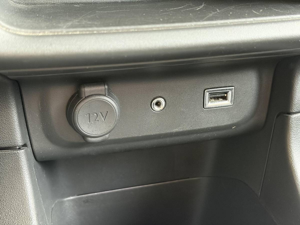 Citroën C3 Citroen C3 1.2 PureTech Shine ✓2e Eigenaar✓Camera✓Carplay✓Navi✓Trekhaak✓Pdc✓Clima✓Cruise✓17”Lm velgen✓Rijstrooksensor✓N.A.P✓Apk tot 04-2027