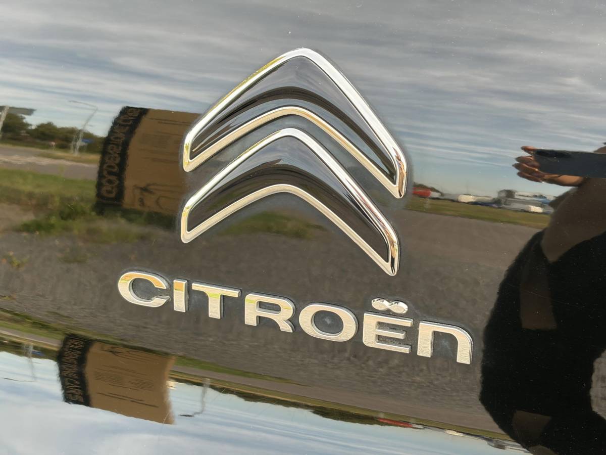 Citroën C3 Citroen C3 1.2 PureTech Shine ✓2e Eigenaar✓Camera✓Carplay✓Navi✓Trekhaak✓Pdc✓Clima✓Cruise✓17”Lm velgen✓Rijstrooksensor✓N.A.P✓Apk tot 04-2027