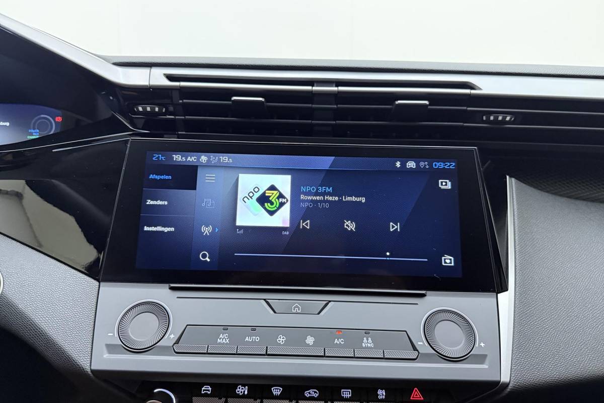 Peugeot 308 Peugeot 308 SW 1.2 Hybrid 145pk e-DCS6 Business | Achteruitrijcamera | Automaat | Apple Carplay/Android Auto | Climate Control | Nieuwe type