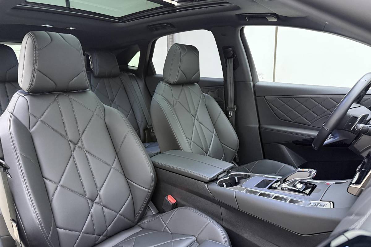 DS DS 7 DS 7 1.6 PHEV 300pk 4×4 Pallas | Panoramadak | 19inch Lichtmetaal | 4 wielaandrijving | Elektrische achterklep | Elektrische voorstoelen | AGR voorstoelen
