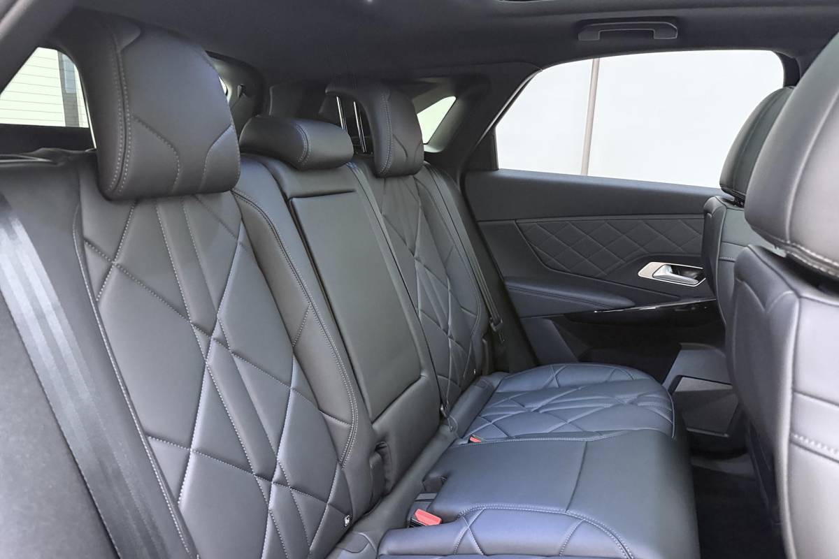 DS DS 7 DS 7 1.6 PHEV 300pk 4×4 Pallas | Panoramadak | 19inch Lichtmetaal | 4 wielaandrijving | Elektrische achterklep | Elektrische voorstoelen | AGR voorstoelen