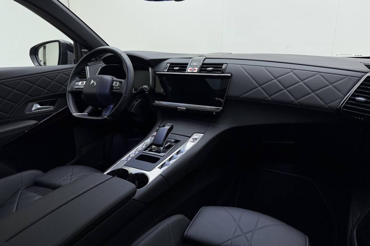 DS DS 7 DS 7 1.6 PHEV 300pk 4×4 Pallas | Panoramadak | 19inch Lichtmetaal | 4 wielaandrijving | Elektrische achterklep | Elektrische voorstoelen | AGR voorstoelen